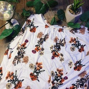 4 FOR $25⭐️ 
Size Medium Cloud Chaser top-White